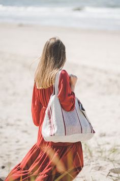 "Large linen beach bag available in various colors. Perfect for a long-awaited vacation, picnic, or trip to the beach. Beautifully made of soft heavyweight linen, with an extra linen lining inside. The bag is roomy enough to carry large towels along with other essentials. *Which is your favorite color? Cherry red stripes / Blue stripes / Black stripes / Green stripes - - - - - - - - - - - - - - - - - - - - - - - - - - DETAILS: * Made from 100% natural linen * Weight: 265 g/m² or 7.82 oz/yd² * Li Summer Beach Bag, Linen Tote Bag, Bag With Pockets, Flax Plant, Style Français, Linen Bag, Organic Linens, Striped Linen, Cherry Red