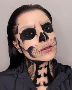 Work Halloween Makeup Ideas, Half Skull Makeup Men, Masculine Halloween Costumes, Man Skull Makeup, Cara Makeup, Half Skull Makeup, Halloween Skeleton Makeup, Skull Halloween Makeup, Unique Halloween Makeup