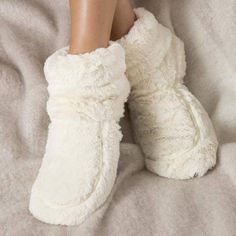 These fully heatable Warmies Slipper boots feature extra thick, non-slip Foam soles, and a Grain filled upper. - Pop them in the microwave and enjoy warm feet. - Scented with relaxing lavender. - Get these on your tired aching feet. Not only will they make their tootsies super toasty, but the boots will release a serene, soothing lavender scent, to get them in the mood for an evening of snuggle and chill! Give their feet (or yours - all feet deserve a treat!) an escape from the winter frost with these super soft boots! They'll certainly thank you for it. Features: Slipper Size approx UK Size 3-8 Scented with relaxing lavender Fully microwavable Vegan friendly Please note: Surface clean regularly with a lightly damp cloth, and allow to dry at room temperature. #BLACK FRIDAY SALE Cute White Slippers, Cream Boots, Soft Boots, Luxury Boots, Cute Slippers, Hot Boots, Fuzzy Slippers, Dried Lavender, Carrie Bradshaw