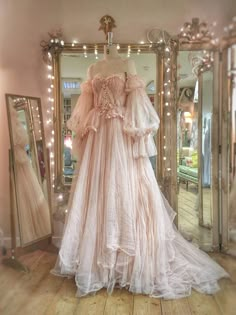 Gaun Abad Pertengahan, Fantasy Dresses, Fantasy Gowns, Dress Aesthetic, Fairytale Dress, Princess Wedding Dresses, Ball Gowns Prom, Vestidos Vintage, Fantasy Dress