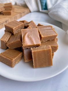 vegan maple fudge on a white plate with text overlay that says vegan maple fudge