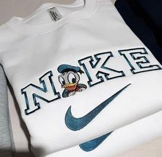 Vintage Professor, Duck Sweatshirt, Embroidery Crewneck, Vintage Nike Sweatshirt, Cute Nike Outfits, Cute Shirt Designs, Nike Pullover, Nike Sweater, Embroidered Crewneck