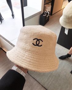 Blonde Jewelry, Chanel Bucket Hat, Claire Rose Cliteur, Claire Rose, Chanel Hat, Inspo Hair, Boujee Aesthetic, Tas Bahu, Mode Chanel