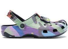 Exercise Outfits, Crocs Ideas, Blue Crocs, Rubber Clogs, Crocs Fashion, White Nike Shoes, Ugly Shoes, Crocs Clogs, Takashi Murakami