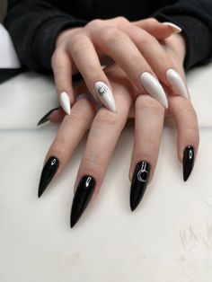 Black Claw Nails Design, Black Nails Goth Gothic, Nail Stilleto Ideas Black And Red, Nails For Witches, Short Acrylic Nails Almond Black And Red, Asian Nails Black, Nail Gothic Ideas, Black Pointy Nails Designs, Black Nails Ideas Stiletto