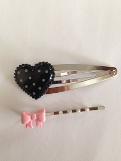 Cute hair clips! FUN! These adorable hair clips will make any hair style fun! The black polka dot heart is a little less than 3 inches long The black bow is 2 1/2 inches long The yellow flower and gingerbread man are 2 inches long.  The butterfly clip and the pink bow are a little over 2 inches long The waffle clip is a little under 2 inches long  In the fourth pic, all clips are a little over 1/2 of inch long * the black polka dot heart, yellow flower, glittery butterfly, glittery starfish, waf Cute Hair Barrettes, Button Hair Clips, Cute Clips, Random Stuff To Buy, Cute Hair Accessories, Cute Hair Clips, Black Kawaii, Agejo Gyaru, Unique Hair Clip