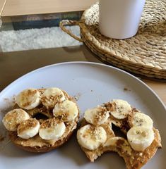 A plate with a bagel cut in half with banana and peanut butter on top. Quick Breakfast Ideas Aesthetic, Lunch Ideas Bagels, Balanced Meals Breakfast, Peanut Butter Banana Bagel, Bagel With Peanut Butter, Small Breakfast Ideas Healthy, Healthy Bagel Ideas, Healthy Sunday Breakfast