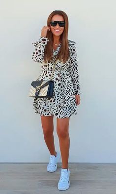 Outfit Tenis, Trainers Outfit, Tennis Outfit, Animal Print Outfits, It Girls, Summer Dress Outfits, Tennis Clothes, Professional Outfits, Casual Style Outfits