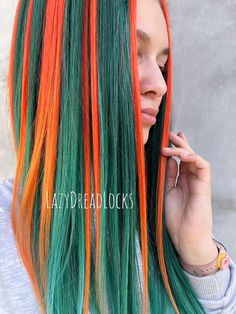 Get the perfect boho hairstyle with these light and voluminous festival curls without irritating your scalp! This set of curly extensions will make you stand out, attracting admiring glances and compliments. These vibrant green and orange long hair are ideal for those who want to make a bold statement at festivals, raves, or as part of a cyberpunk fashion look. * Material: Made of high-quality kanekalon for a natural look and feel, these synthetic dreads offer a lightweight and comfortable fit. Boho Festival Hair, Cyberpunk Mode, Green Dreads, Synthetic Dreadlocks Extensions, Hair Dreads, Double Ended Crochet, Dreads Extensions, Curly Extensions, Crochet Dreads