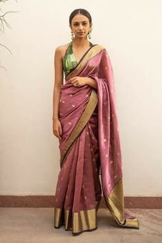 Silk Saree Designer Blouse, Blouse Designs With Silk Sarees, Modern Silk Saree, Unique Saree Blouse Styles, Saree Look Traditional, Types Of Saree, Unique Saree, Sleeveless Blouse Designs, Trendy Saree