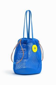 XL blue mesh bucket bag Baggu Bags, Mini Accessories, Statement Bag, Best Handbags, Leather Bucket Bag, Mesh Bag, Cute Bags, Printed Bags, Cute Bag