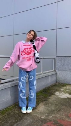 Outfits Baggy, High School Outfit, Purple Jeans, Easy Winter Outfit, Tomboy Outfits, Kendall Jenner Style, Indie Fashion, Pink Outfit, Pink Sweatshirt