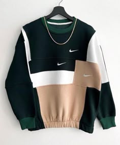 buzo estilo patchwork de Nike con tonos neutros y oscuros. Ideal para un look casual y moderno, perfecta para los amantes del streetwear. Combinación única de verde oscuro, blanco y beige con un diseño relajado #Nike #ModaDeportiva #Streetwear #Sudadera #ModaCasual #EstiloUrbano #Outfit #ModaDeHombre #RopaDeDeporte #PatchworkFashion #SudaderaNike#buzos Nike Vintage Sweatshirt, Reworked Nike, Street Style Outfits Casual, Photographie Indie, Vintage Tracksuit, Vintage Nike Sweatshirt, Classy Outfits Men, Upcycled Clothes