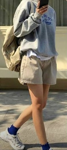 Active Wear Collection, Cafe Dates Outfit, Clean Outfits Aesthetic, Normcore Outfits Aesthetic, Baggy Black Shorts Outfit, Shorts Outfits Winter, Japanese Minimalism Fashion, Oversized Jumper Outfit, Hiking Chic