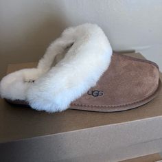 Brand New Ugg Slippers Brown Scuffette Ll Nike Fluffy Slippers, Classic Indoor Slippers, Trendy Uggs, Uggs Slippers, Slippers Brown, Ugg Scuffette, Bday Wishlist, Preppy Shoes, Shoes Ugg