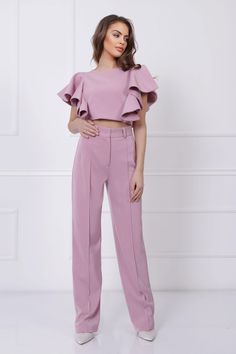 Experience the epitome of casual chic with our pink crop top, a stylish piece designed to effortlessly elevate your everyday look. This top features short ruffle sleeves and a classic boat neckline, making it the perfect choice for relaxed outings, brunches, or any occasion where you want to exude charm and comfort. Features: 🌸 Pretty in Pink: The soft pink hue of this crop top embodies the essence of casual charm, ensuring you capture attention with an air of refined ease. 💃 Crop Top Silhouet Elegant Crop Top, Crop Top Design, Minimalist Top, Blouse Elegant, Classic Boat, Crop Top Designs, Cute Crop Top, Crop Top Casual, Ruffle Sleeve Blouse