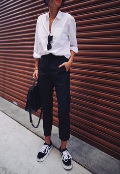 Cropped Pant and Sneakers | Button Front Blouse | White Shirt | Black and White Outfits | Minimalist Style Smart Casual Dress Code, Dress Code Casual, Smart Casual Dress, Office Wear Women, Professional Wardrobe, Mode Casual, Professional Outfits, Inspiration Mode