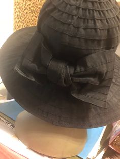 Vintage Summer charm. Vintage in excellent condition Retro Black Brim top-stitched Hat with BOW in back and old-fashioned ties which can be tied under chin--or simply tucked inside. Great for City Summer days, Beach and Resort. Hat is cotton type of fabric and Foldable and Packable--great for travel. One Size. Fits medium size heads not large heads. Purchased at an estate sale and sold vintage items in my crafts booth which is now closed. Will ship worldwide Vintage Black Straw Hat With Flat Brim, Vintage Black Straw Hat For Beach, Vintage Black Brimmed Sun Hat, Vintage Black Adjustable Boater Hat, Vintage Black Cotton Hat, Red Shorts, Metallic Hair, Brim Hat, Wide Brimmed Hats