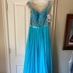 Sherri Hill Floor Length Aqua Blue Gown With Eyelet Flower Detail On Bodice Never Been Worn A Few Stains And Pulls On The Very Bottom Of The Dress But If It Were Hemmed, You Wouldn’t See Them High School Prom Dress, Black Sparkly Prom Dress, Beaded Bodice Prom Dress, Sherri Hill Couture, Sherri Hill Gowns, Sparkly Prom Dress, Prom Dresses Yellow, Red Homecoming Dresses, Sherri Hill Prom Dresses