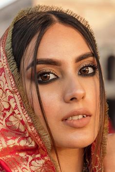 Indian Actress Makeup Looks, Kajal Makeup Look Indian, Celebrity Makeup Looks Bollywood, Eid Makeup Look Pakistani, Traditional Eye Makeup, Natural Bridal Makeup Indian, Celebrity Bridal Makeup, Desi Makeup Looks, Makeup Looks Indian