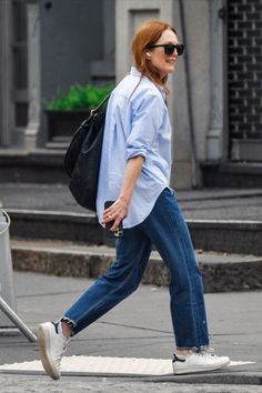 Julian Moore, English Outfit, Loafers Outfit, Mommy Outfits, Converse Style, Julianne Moore, Celeb Style, Denim Style, Celebrity Street Style