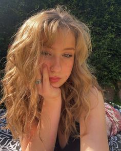 Honey Blonde Hair Olive Skin, Long Blonde Curly Hair With Bangs, Blonde Curly Hair With Bangs, Face Framing Shag, Blonde Hair Olive Skin, Strawberry Blonde Curly Hair, Bang Inspiration, Wavy Hair Bangs