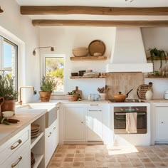 Provencal Kitchen Design, House Interior Mediterranean, Greek Kitchen Design, Mediterranean Modern Interior, Portuguese Interior Design, Palm Dessert, Modern Mediterranean Interior Design, Modern Mediterranean Kitchen, Mediterranean Kitchen Ideas