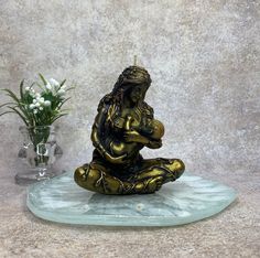 there is a small statue sitting on the ground