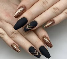 30 Classy Black Nail Designs To Glam You Up - 226 Nail Designs Dark, Copper Nails Designs, Classy Black Nails, Bronze Nails, Emerald Nails, Copper Nails, Golden Nails