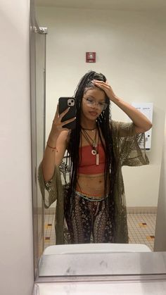 Earthy girl low rise leggings tube top long knotless bohemian braids mirror pic Earthy Shorts Outfits, Bohemian Aesthetic Outfit, Earthy Outfits Aesthetic, Tube Top Outfits, Geeky Clothes, Korean Casual Outfits