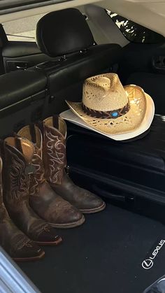 Cowboy Couture, Vaquera Outfits, Cowboy Vibes, November Mood, Chestnut Springs, Pic Inspiration, Southern Comfort, Country Boys, Cowgirl Boots