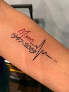 Rip Mom Tattoo, Tattoos Heartbeat, Mom Tattoo Ideas, Honor Your Mother, Memorial Tattoos Mom, Rip Tattoos For Mom, Heartbeat Line, Heartbeat Tattoo, Hand Tattoos For Girls