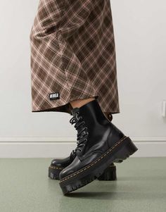 Zapatos de Dr Martens Puede provocar cumplidos Tirador Airwair para facilitar el calzado Diseño con cordones Cierre de cremallera lateral Pespuntes en contraste distintivos de la marca Suela Goodyear resistente Puntera redondeada Suela de plataforma Trama con dibujo Dr Marten Platform Boots, Leather Platform Boots, Sacs Tote Bags, Black Platform Boots, Jean Flare, Winter Party Dress, Spring Floral Dress, Dress Bra, Wide Jeans