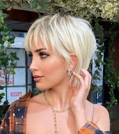 Sassy Pixie Shag Hairstyle Short Shag, Anh Co Tran, Short Shag Haircuts, Androgynous Look, Fine Straight Hair, Side Swept Bangs, Long Pixie, Natural Wavy Hair, Shag Hairstyles