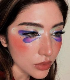 Artsy Makeup, Smink Inspiration, Orange Dots, Unique Makeup, Edgy Makeup, Makeup Eye Looks, Creative Eye Makeup, Creative Makeup Looks, Eye Makeup Art