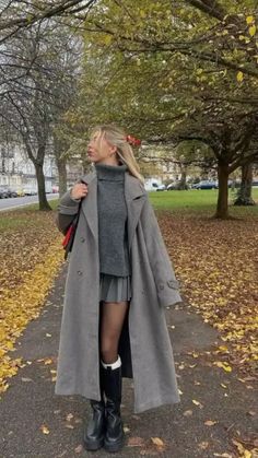 Timeless female old money winter fashion pics. Achieve effortless elegance with classic pieces that exude luxury and sophistication. Stile Blair Waldorf, Adrette Outfits, New York Outfits, Fest Outfits, Winter Fashion Outfits Casual, Rock Outfit, Neue Outfits, Paris Outfits