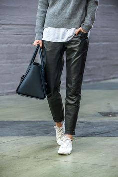 Leather Trousers Outfit, Rocker Look, Leather Pants Outfit, Black Leather Pants, Leather Wear, Athleisure Outfits, Anine Bing, Leather Trousers