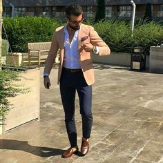 Perfecta combinacion 👌 Smart Casual Men, Tan Blazer, Tan Jacket, Mens Fashion Fall, Mens Fashion Suits, Gentleman Style, Blue Pants