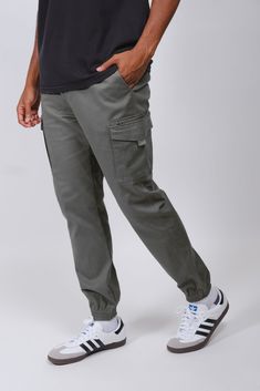 The Cargo Pocket Zip Twill Jogger will be your new favorite pants to add to your wardrobe rotation. These joggers offer both comfy and durable styles. The fit is relaxed with added zippers to the Cargo pockets. Adding extra security to your items as well as giving more of the workwear vibe. Style: BFMI064F Cloth Shop, Tech Wear, Cargo Pocket, Jogger Shorts, Mens Joggers, Sweatshirt Shirt, Mens Outerwear, Hoodie Top, Black Charcoal