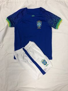 The World Cup adult set includes jersey and shorts. Made of 100% polyester Brazil Soccer Jersey Outfit, Brazil Shorts, Brazil Kit 2022, El Salvador Soccer Jersey, Brazil T Shirt Soccer, Brazil World Cup, World Cup Teams, Soccer Shop, Brazil