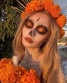 5 peinados con diademas de catrinas para el Día de Muertos | Glamour Dia De Muertos Makeup For Women, Katrina Makeup La Catrina, Orange Catrina Makeup, Antifaz Aesthetic, Dia De Muertos Costume Ideas, Sugar Skull Makeup Easy Simple, Hispanic Costume Ideas, Halloween Skull Makeup Easy, Day Of The Dead Photoshoot