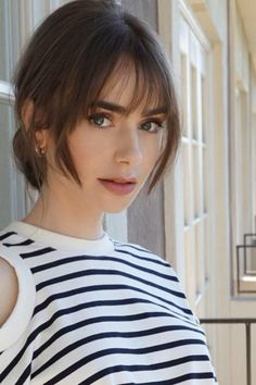 Lily Collins Hair, Front Hair, Bangs With Medium Hair, Haircuts Straight Hair, Long Hair With Bangs, Penteado Cabelo Curto, Short Hair With Bangs, Haircuts With Bangs, Lily Collins