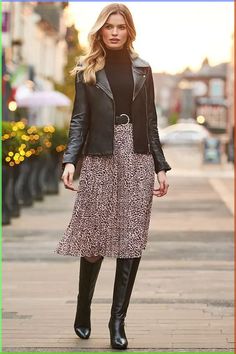 Looking for some outfit ideas for the winter season that are feminine but still warm? Check this post for the best winter skirt outfits you can wear on every occasion! In the winter, skirts are Winter Skirt Outfit, Mode Casual, Winter Skirt, A Skirt, Office Outfits, Modest Outfits, Skirt Outfits, Smart Casual