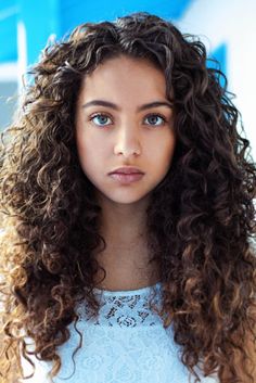 Medellin, Colombia Arabian Eyes, Coloured Eyes, Person Art, Fashion Modeling, Wavy Haircuts, Art People, Inspiration Photography, Curly Hair Inspiration, Photography Lighting