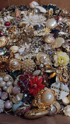 a box filled with lots of different types of brooches