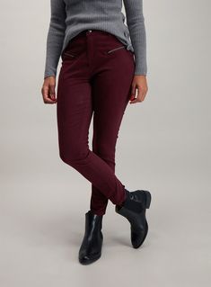 Burgundy Trousers Outfit, Burgundy Leggings Outfit, Burgundy Jeans Outfit, Outfits 40s, Outfit Pantalon, Burgundy Trousers, Burgundy Outfit, Colour Combinations Fashion, Womens Chinos