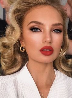 Makeup Bibir, Red Lipstick Looks, Red Lips Makeup Look, Red Lipstick Makeup, Formal Makeup, Red Lip Makeup, Makeup For Blondes