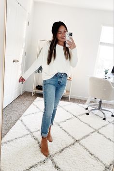 Straight Leg Light Wash Jeans, High Waisted Ankle Jeans Outfit, Straight Leg Ripped Jeans Outfit, High Waisted Light Wash Jeans Outfit, No Hole Jeans Outfit, Light Straight Leg Jeans Outfit, Womens Straight Leg Jeans Outfit