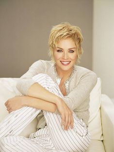 Pinterest Short Hairstyles, Short Shag Hairstyles, Short Layered Haircuts, Sharon Stone, Penteado Cabelo Curto, Short Blonde, Short Hair With Layers