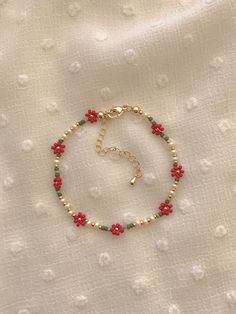 Bead Seed Bracelet, Red Flower Beaded Bracelet, Dainty Seed Bead Bracelet, Red Bead Necklace Ideas, Green Flower Bracelet, Cool Beaded Jewelry, 4mm Bead Bracelet, Diy Flower Bead Bracelet, Cute Beads Bracelets